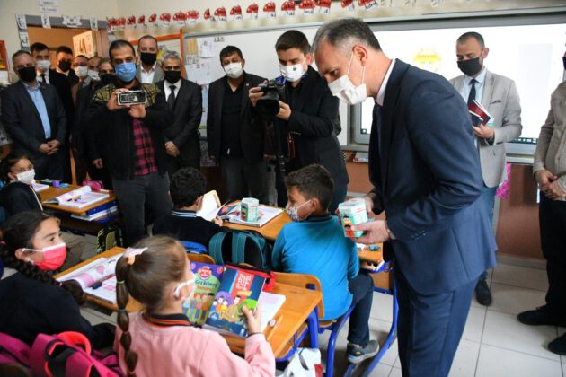 İnegöl Belediyesi öğrencileri kitapla buluşturuyor