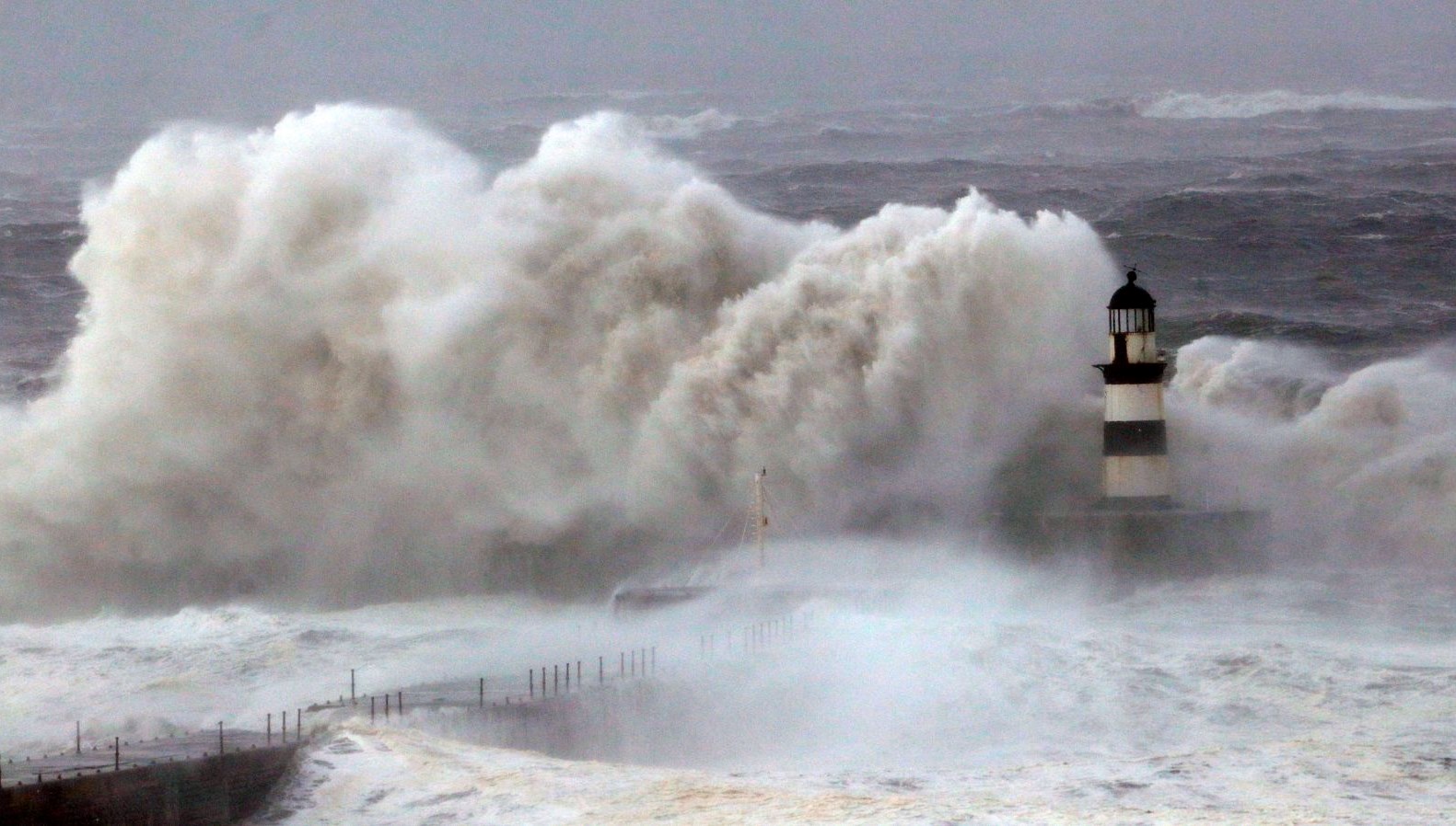 İngiltere’yi Arwen fırtınası vurdu: 3 ölü
