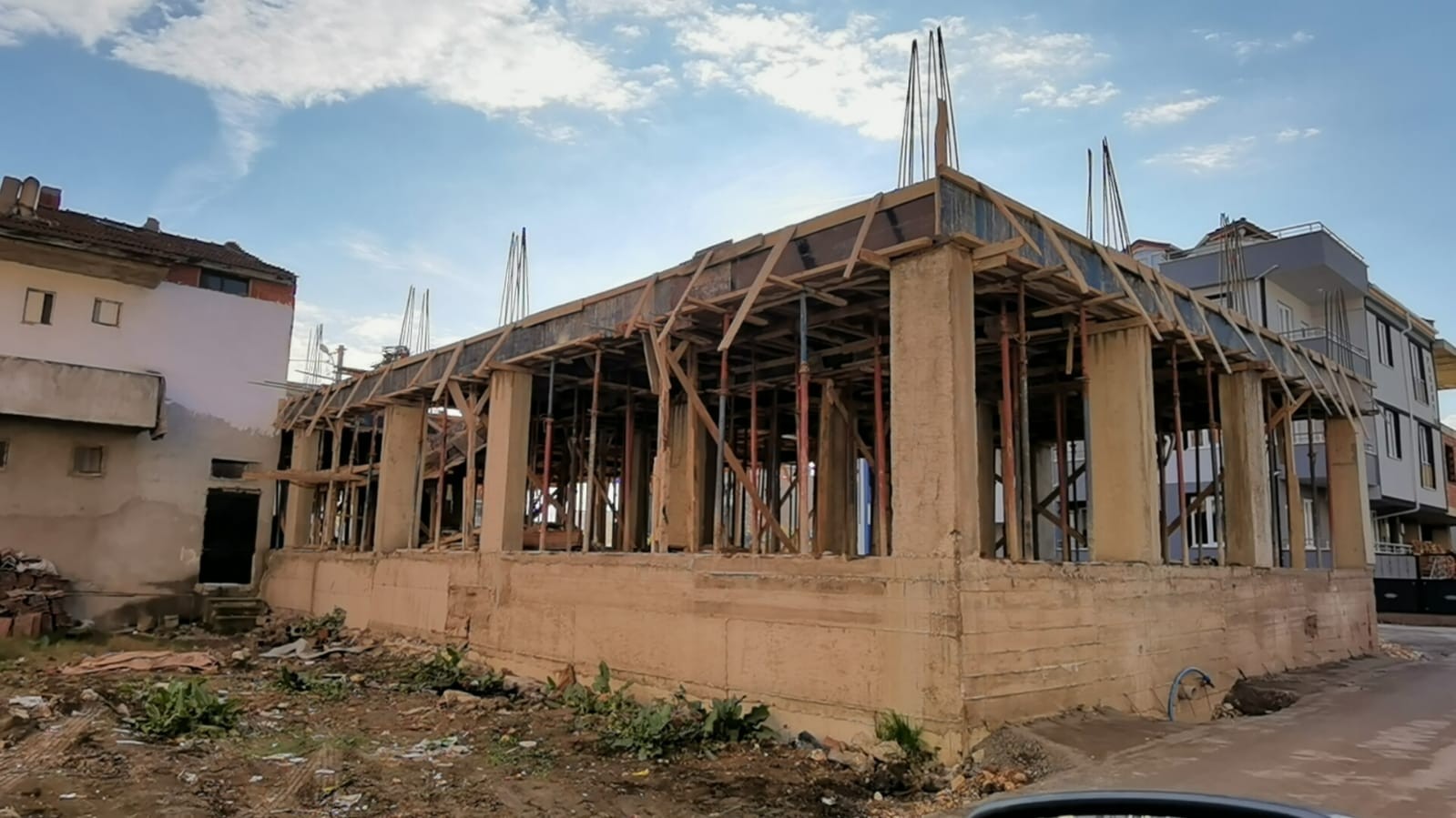 İnşaatı incelerken beton mikseri çarptı