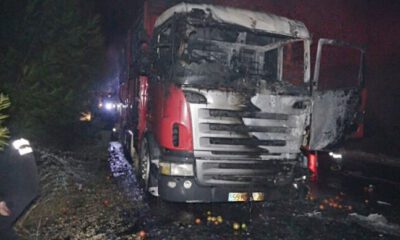 Kamyon seyir halindeyken yandı
