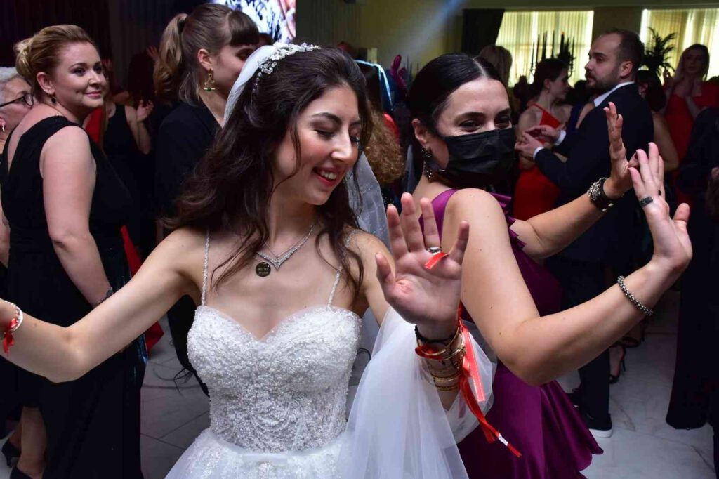 Kardeşinin düğününde çiftetelli oynadı