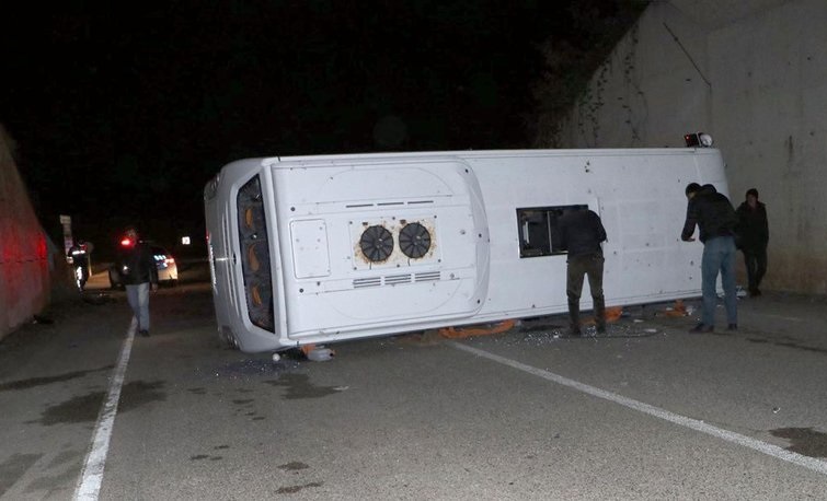 Otomobil ile askeri personel servisi çarpıştı