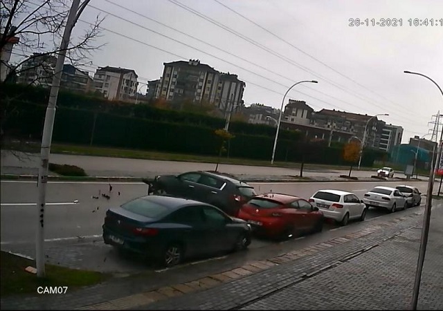 Yağmurla gelen kaza kameraya yansıdı