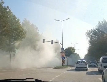 Kırmızı ışıkta beklerken alev aldı