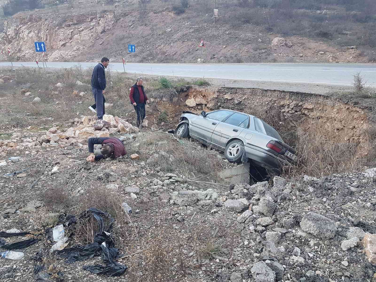 Kontrolden çıkan otomobil kanala uçtu