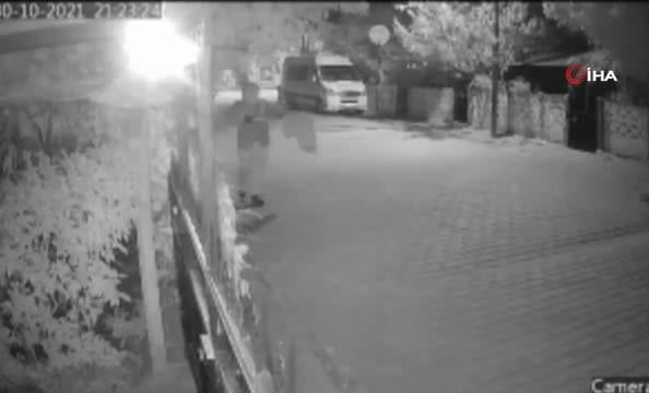 Eve kurşun yağdırıp kaçtı