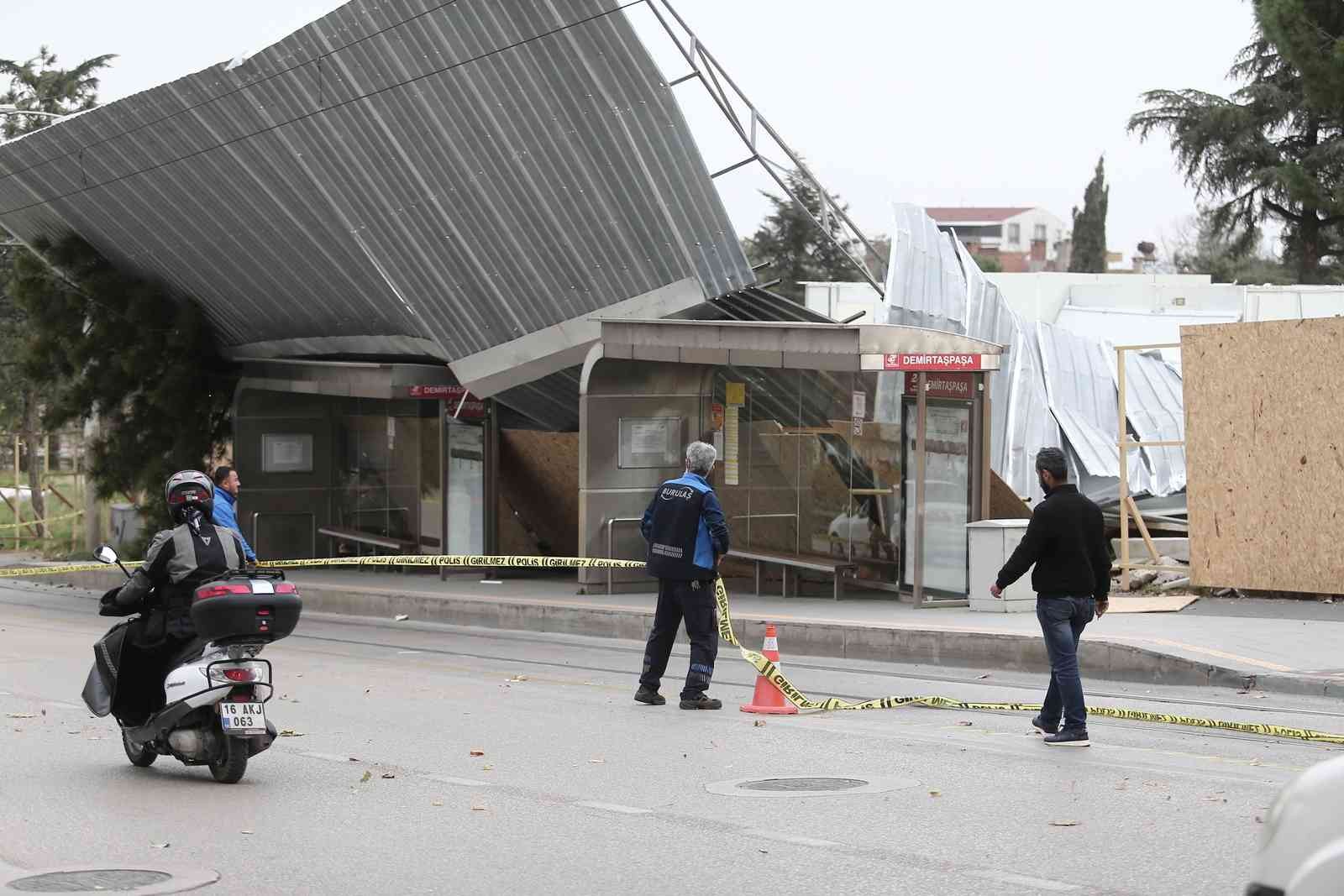 Lodos Bursa’yı uçurdu