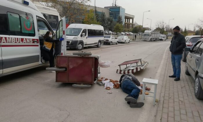 Lodos simit tezgahını devirdi, simitçi yaralandı