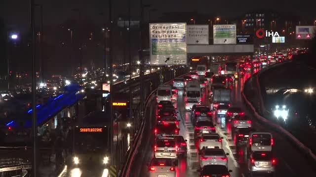 Lodos ve yağışlı hava trafiğini felç etti