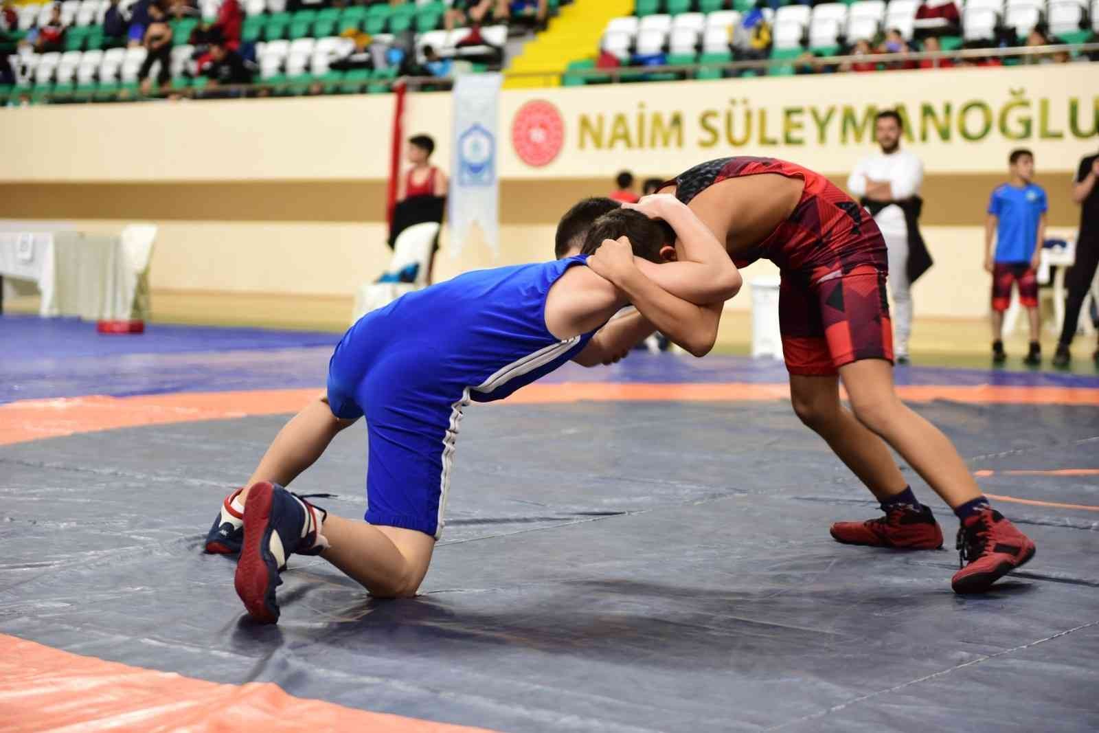 Minik güreşçiler mindere çıktı