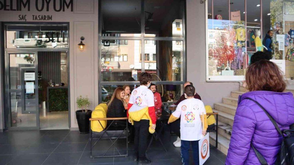 Minik öğrenciler sokakta mama dağıttı