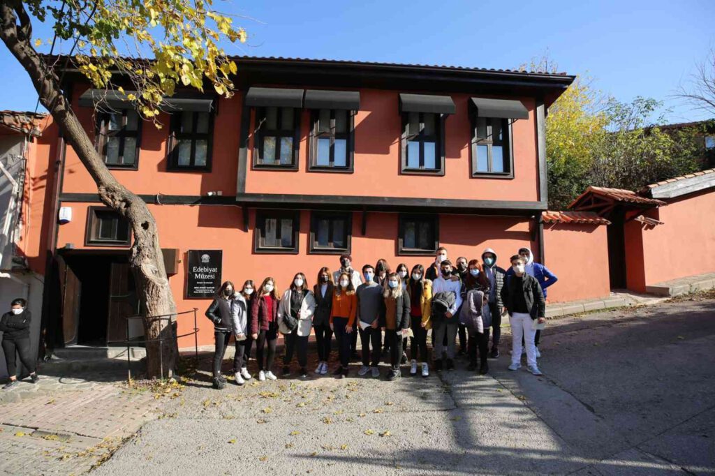 “Müzikten Dramaya Gülten Akın Şiirleri”