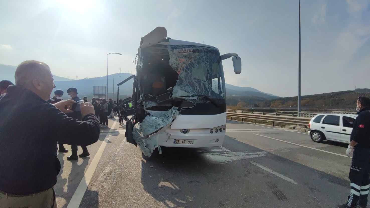 Öğrenci taşıyan otobüs kamyona çarptı