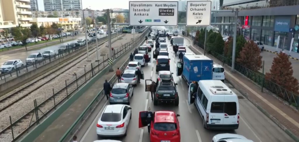 Bursa-İzmir yolunu trafiğe kapattılar