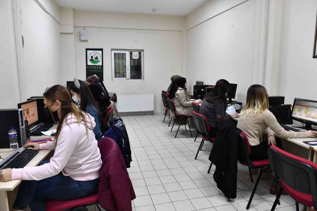 OSMEK’te bilgisayar kursuna yoğun ilgi