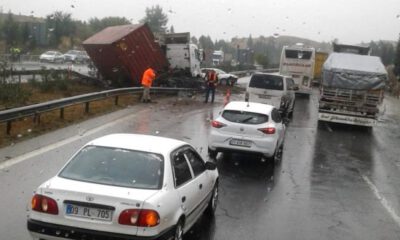 Kayganlaşan yolda tır otomobile çarptı