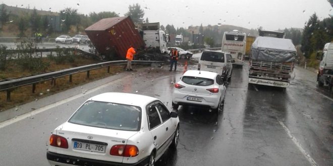 Kayganlaşan yolda tır otomobile çarptı