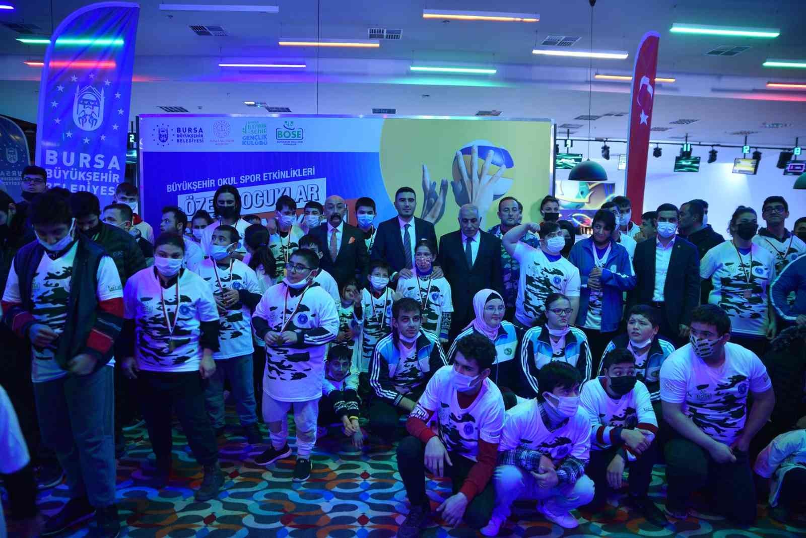 Özel çocuklar bowlingle eğlendi