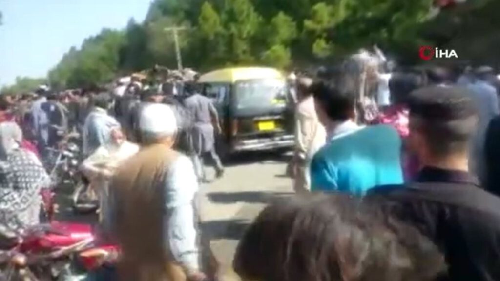 Pakistan’da yolcu otobüsü kaza yaptı