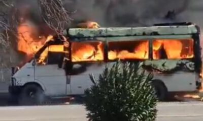 Park halindeki minibüs alevlere teslim oldu