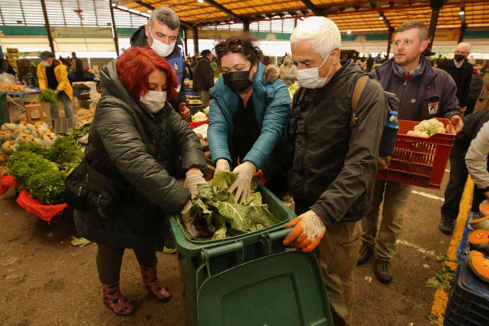 Topladıkları atıklardan kompost yapıyorlar