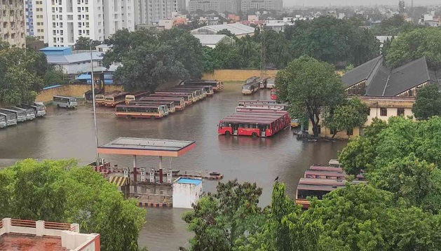 Hindistan’ı sel vurdu