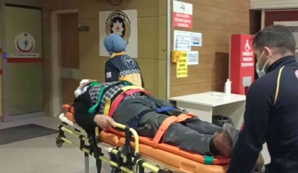 Servis aracı inşaat temeline uçtu