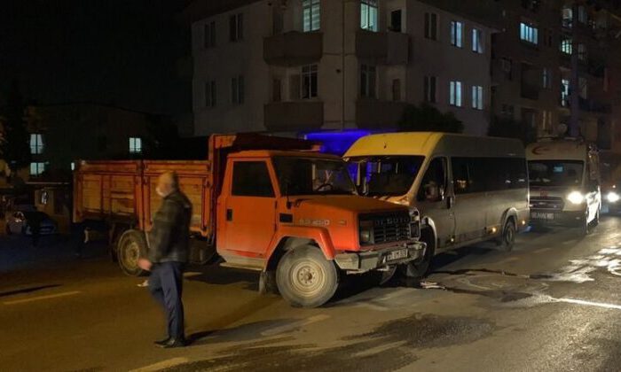 Servis minibüsü ile kamyonet çarpıştı
