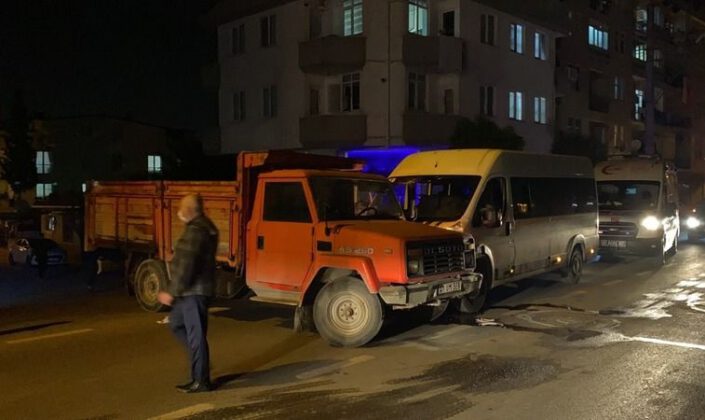 Servis minibüsü ile kamyonet çarpıştı