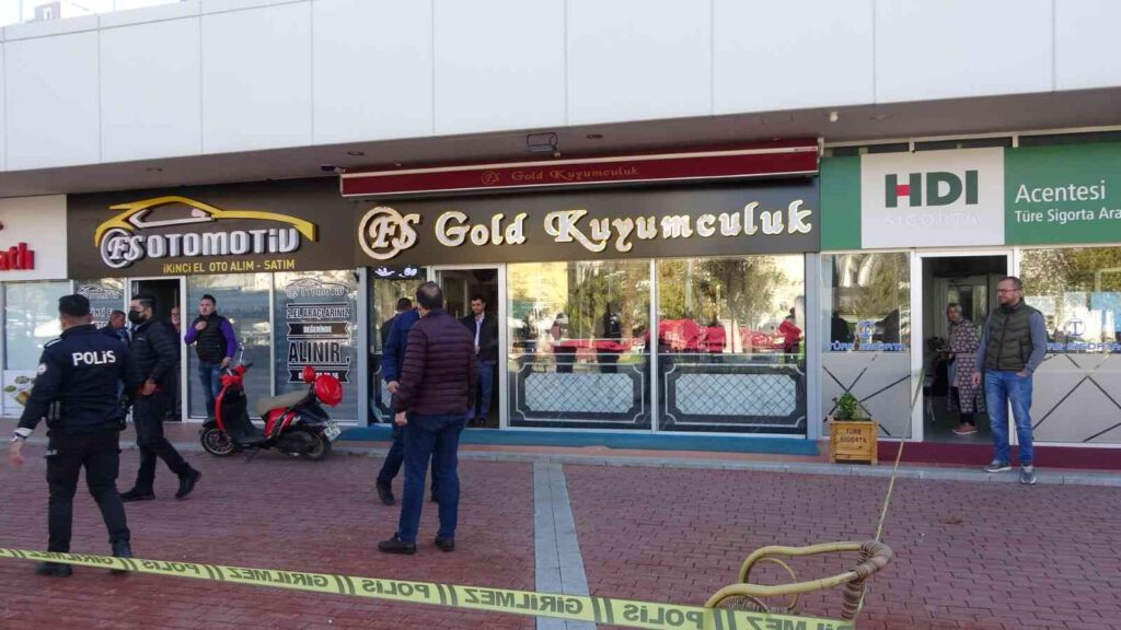 Soygunda sahte altınları bile götürdü!