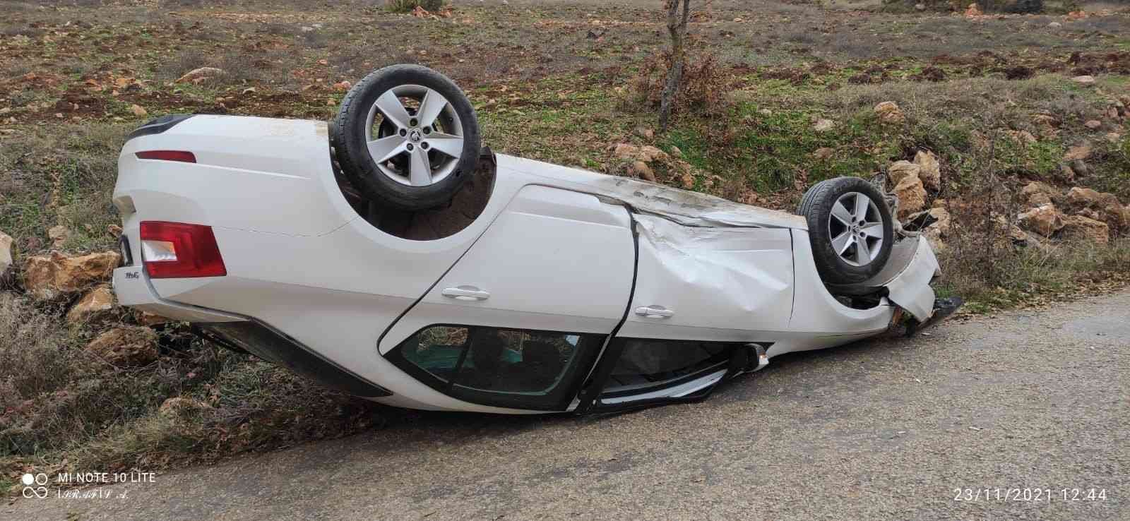 Takla atan otomobildeki iki kişi yaralandı