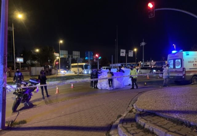 Yaşlı kadın tankerin altında kaldı