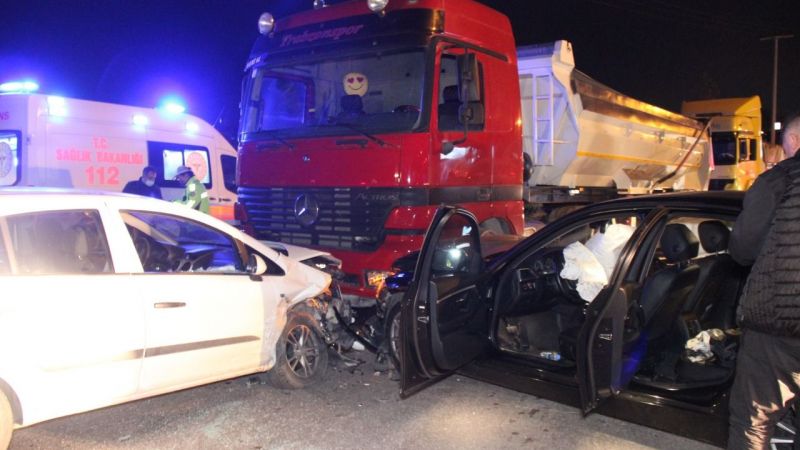 İki otomobil sürüklenerek tıra çarptı