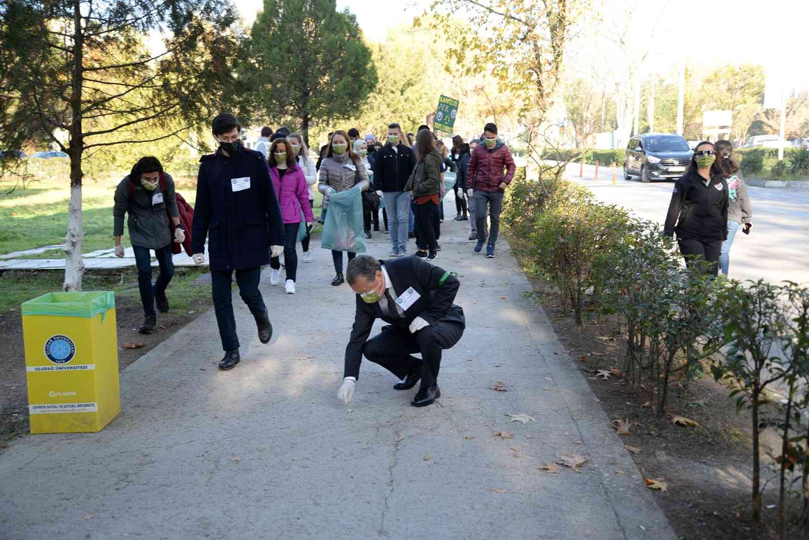 Üniversitenin gönüllüleri atıkları topladı
