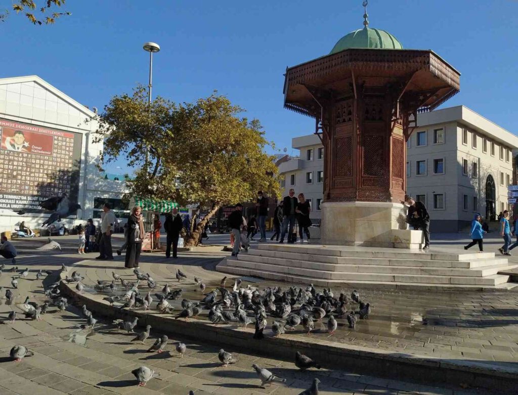 Vatandaşlar çarşı ve parklara akın etti