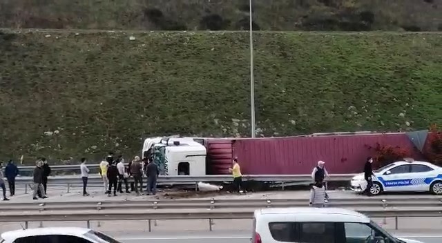 Virajı alamayan TIR devrildi