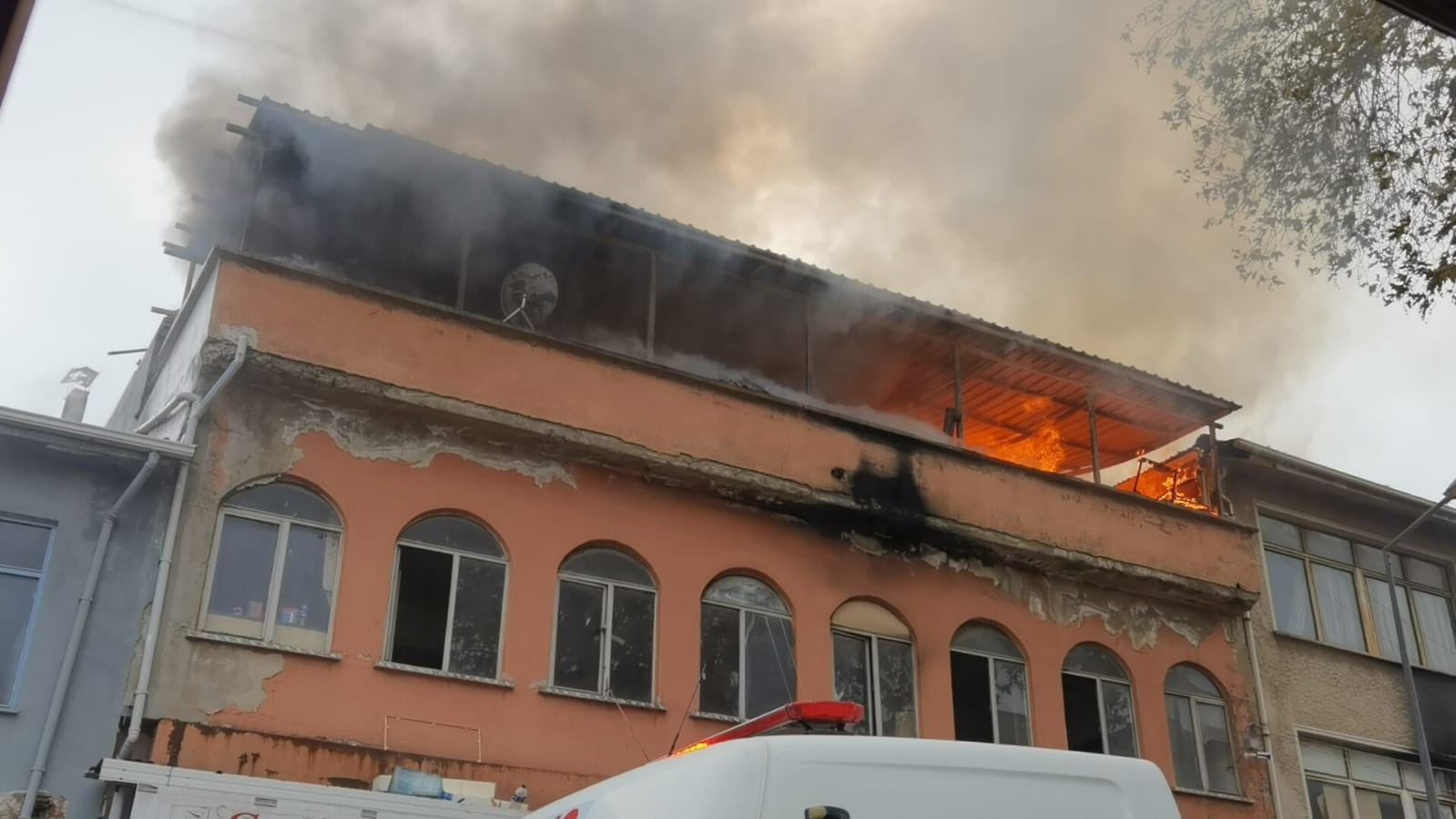 Yanan işyerini çaresizce izledi