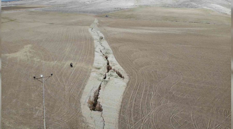 Aksaray’da arazide korkutan yarıklar