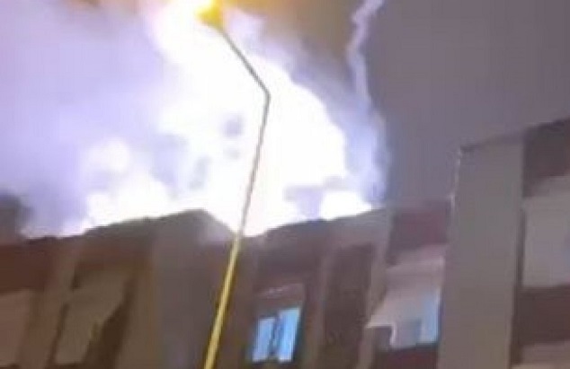 Ateşledikleri havai fişek yanlarına düştü