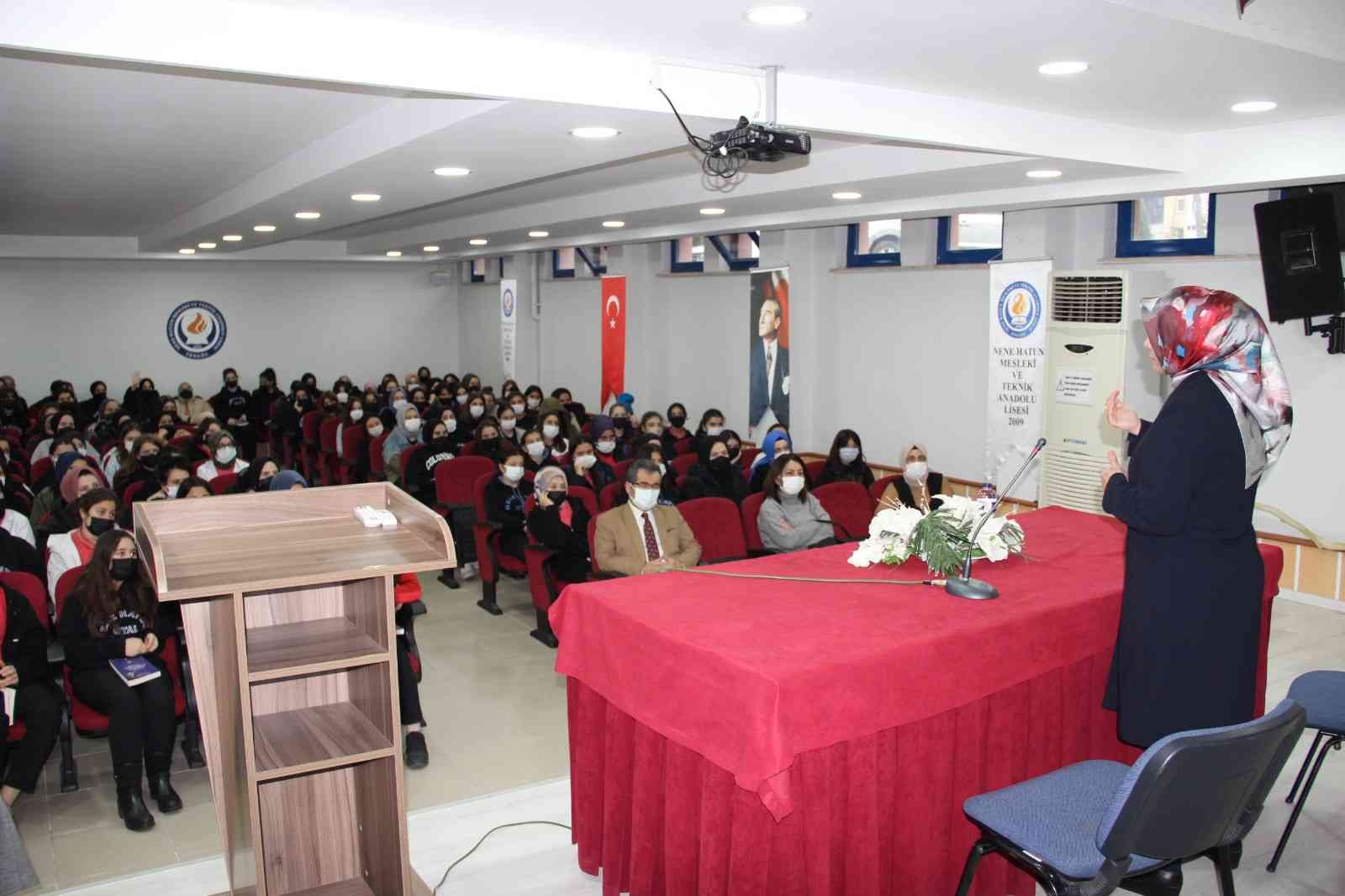 Yazarlar okullarda öğrencilerle buluşuyor