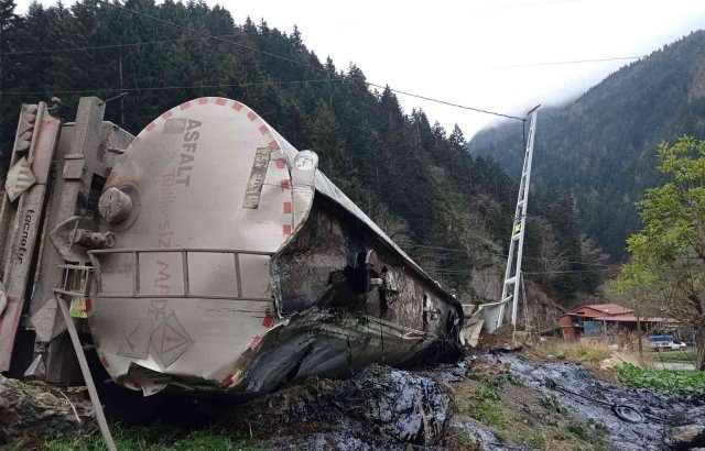 Zift yüklü tanker kaza yaptı