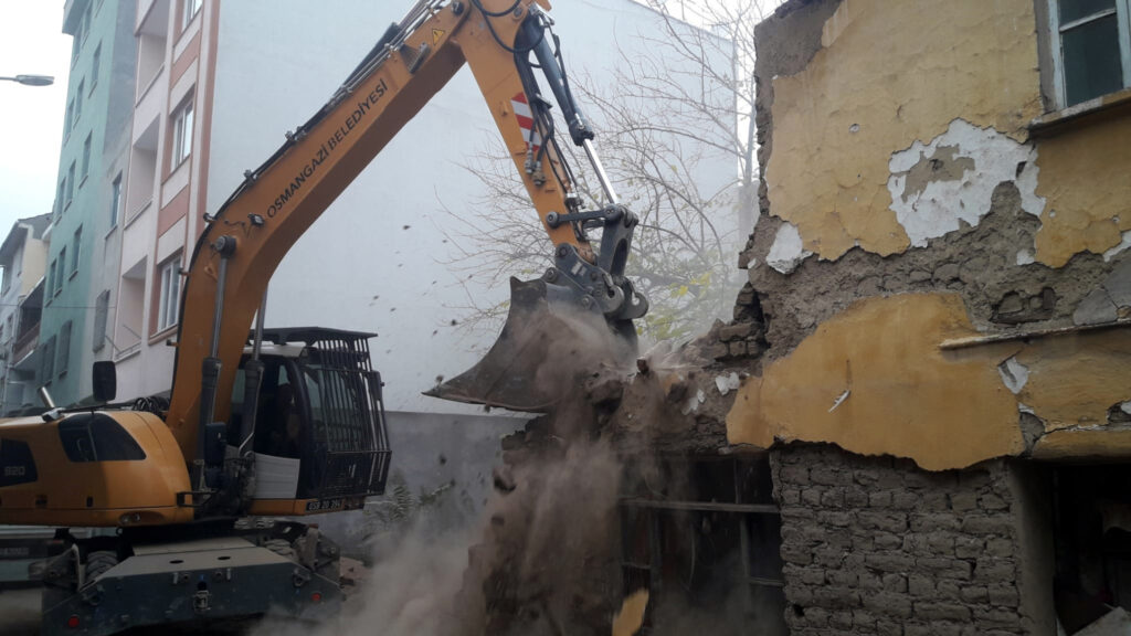 Metruk binalar tek tek yıkılıyor
