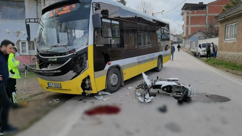 Motosiklet parçalara ayrıldı; 1’i ağır 2 yaralı