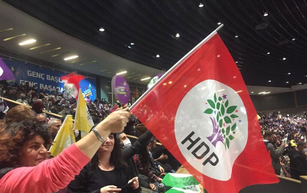 HDP İstanbul kongresine 12 gözaltı!