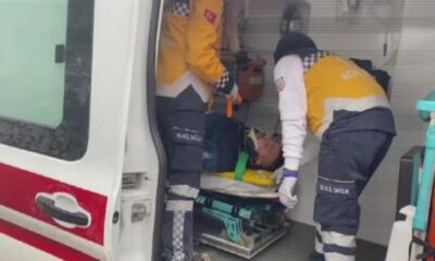Kamyon devrildi, moto kurye tonlarca yükün altında kaldı