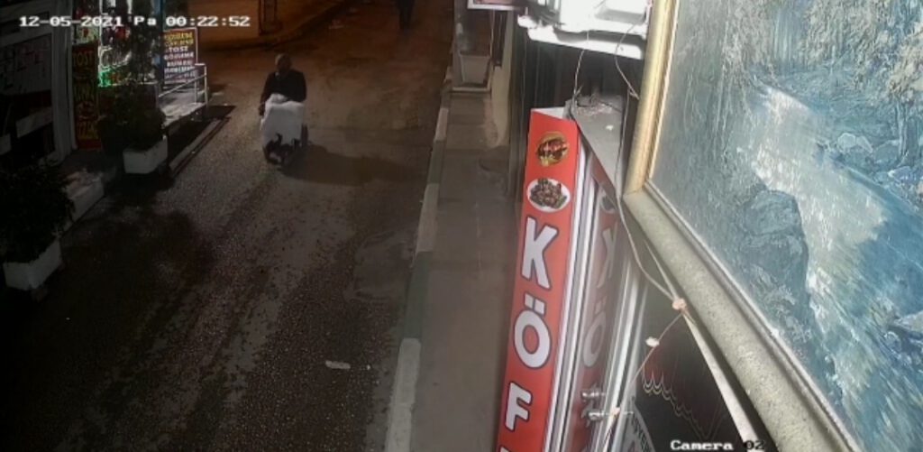 Engelli taklidi yaptı, akülü sandalyeyi çaldı