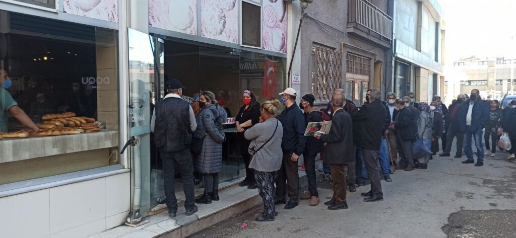 Ekmek için giden dua edip çıkıyor