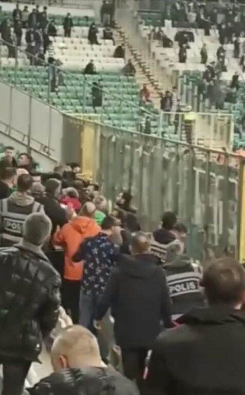 Bursaspor taraftarları tekme tokat kavga etti