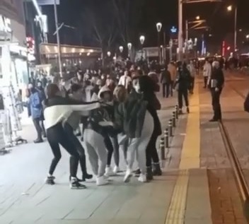 Bu sefer kızlar ”erkek” yüzünden kavga etti