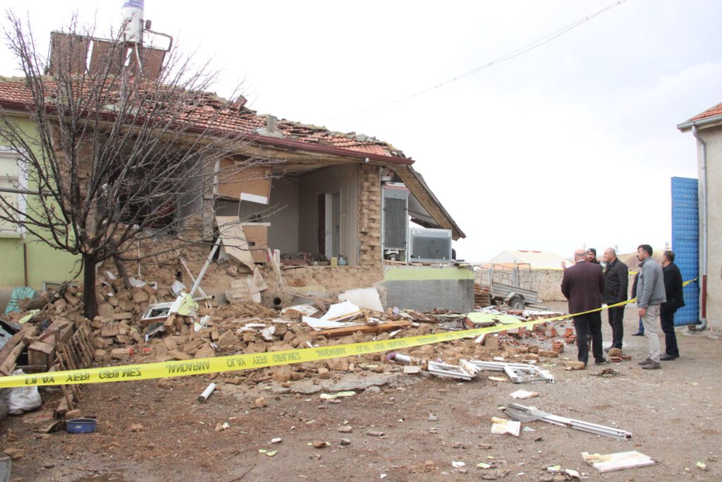 Çay içmek isterken evlerinden oldular